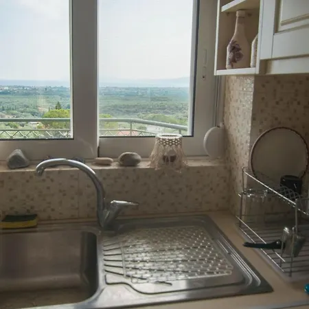 Apartment Lovely 3-bedroom Unit With Alluring Views *