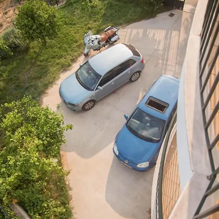 Lovely 3-bedroom Unit With Alluring Views