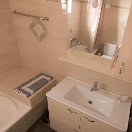 Lovely 3-bedroom Unit With Alluring Views Apartman