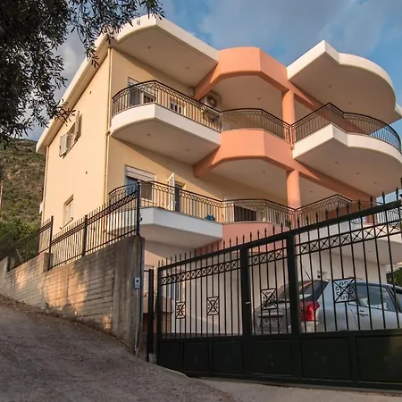 Lovely 3-bedroom Unit With Alluring Views Apartman